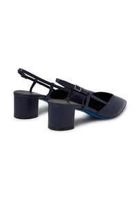 Décolleté slingback blu navy con punta affusolata, tacco blocco e cinturino regolabile, realizzate in pelle liscia con una soletta blu a contrasto.