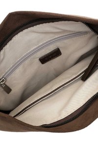 Bolsa de ante marrón con cierre de cremallera. El interior presenta un forro de tela de color claro y un pequeño bolsillo con cremallera para organización.
