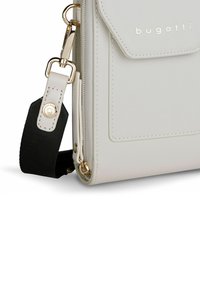Borsa sintetica bianca con superficie testurizzata, dettagli in metallo dorato e tracolla nera. Include una tasca con patta frontale e chiusura a zip.