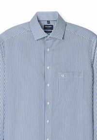 Blau-weiße gestreifte Button-Down-Hemd mit klassischem Kragen, Tasche auf der linken Brust und modernem Schnitt. Aus Baumwollmaterial.