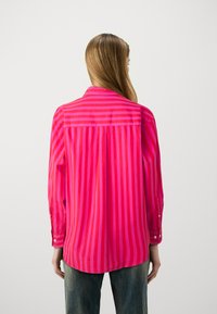 GAP THE BIG SHIRT - Užsagstoma palaidinė - pink/red