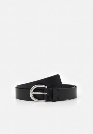 Zwarte leren riem met zilverkleurige afgeronde rechthoekige metalen gesp, opgerold en plat liggend op een witte achtergrond.