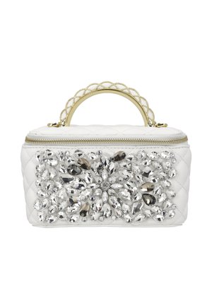 Hvid quiltet håndtaske med guldhåndtag, lynlåslukning og front dekoreret med klare og røgfarvede dråbeformede krystaller.