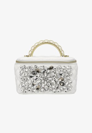 Witte gewatteerde handtas met gouden handvat, ritssluiting en voorzijde versierd met transparante en rookkleurige druppelvormige kristallen.