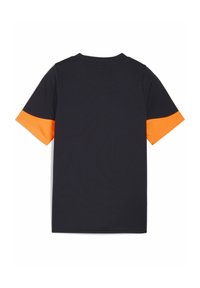 Camiseta de manga corta en tejido azul marino con acentos naranjas en las mangas. Diseño simple y sin adornos con cuello redondo.