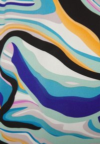 Färgg cloth med virvlande mönster i blått, grönt, lila, gult och svart, med en texturerad yta och flytande designelement.