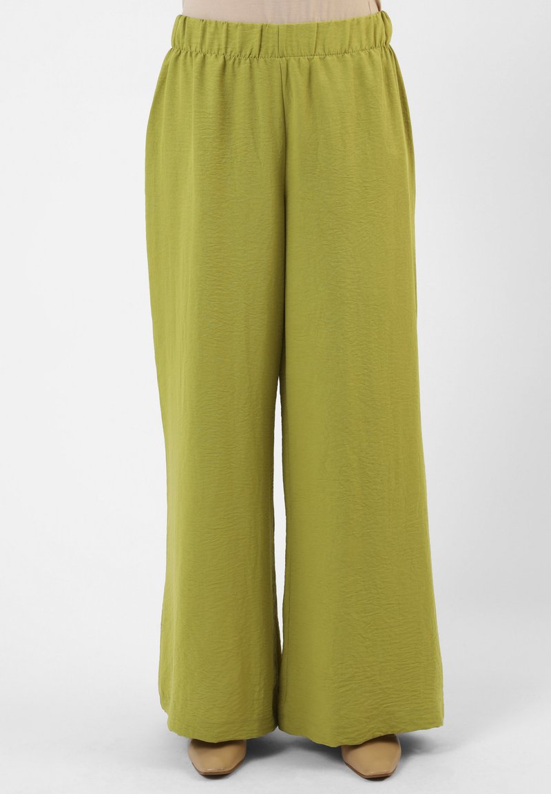 Pantalones verdes de pierna ancha hechos de una tela ligera con una superficie texturizada. Cuentan con una cintura elástica y un ajuste holgado.