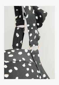 Vybrané, black white spot