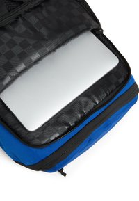 Borsa per laptop di tessuto blu con interno a scacchi neri, contenente un laptop argento. Chiusura con cerniera e dettagli neri visibili.
