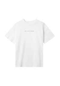 Weißes Baumwoll-T-Shirt mit Rundhalsausschnitt, kurzen Ärmeln und dem mittig auf der Brust bedruckten Text „Knut & Jan | Hamburg“.}}}