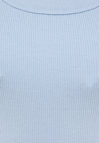 Top a coste azzurro chiaro con scollatura tonda, texture liscia e motivo verticale uniforme su tutto il tessuto.
