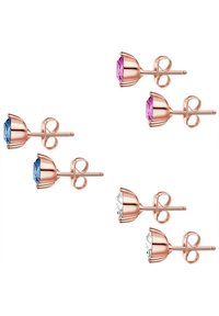 Cercei stud din aur rose cu un design asemănător unei flori, având pietre prețioase albastre, roz și transparente, accentuați de cârlige metalice curbate.