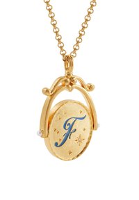 Zlatý náhrdelník s oválnym príveskom, na ktorom je modrý znak "F", hviezdy a perlový akcent. Textúrovaný zlatý retiazka so zdobeným zapínaním.