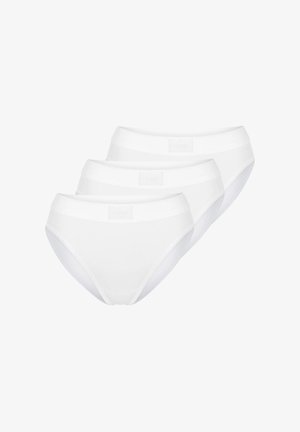 Trois slips simples en coton blanc disposés en chevauchement, montrant les détails de l'avant et de la ceinture.