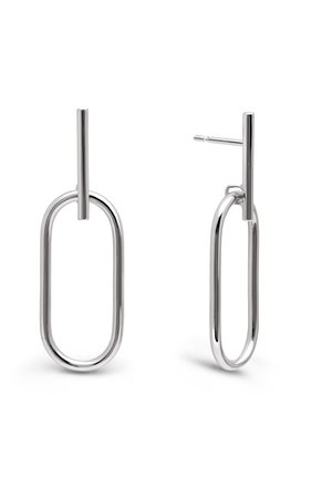 Paire de boucles d'oreilles en métal argenté brillant avec des anneaux ovales ouverts allongés attachés à des barres verticales et des tiges à clous sur fond blanc.