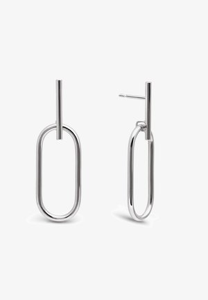 Paire de boucles d'oreilles en métal argenté brillant avec des anneaux ovales ouverts allongés attachés à des barres verticales et des tiges à clous sur fond blanc.