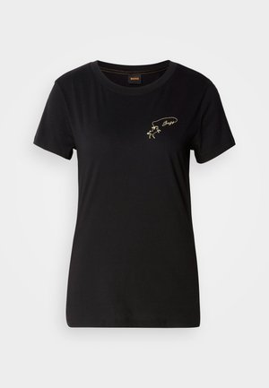 T-shirt in cotone nero con scollo tondo e maniche corte, caratterizzato da ricami dorati di una figura e testo sul lato sinistro del petto.