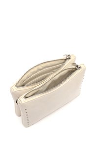 Vit läderclutch med två fack med dragkedja, silverfärgad metall och nitar längs ena sidan. Slät yta, minimalistisk design.