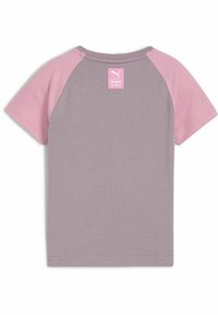 Krótki rękaw T-shirt dla dziecka z różowymi rękawami raglanowymi i mauve korpusem, z małym różowym logo Puma i metką Hello Kitty na górnej części pleców.