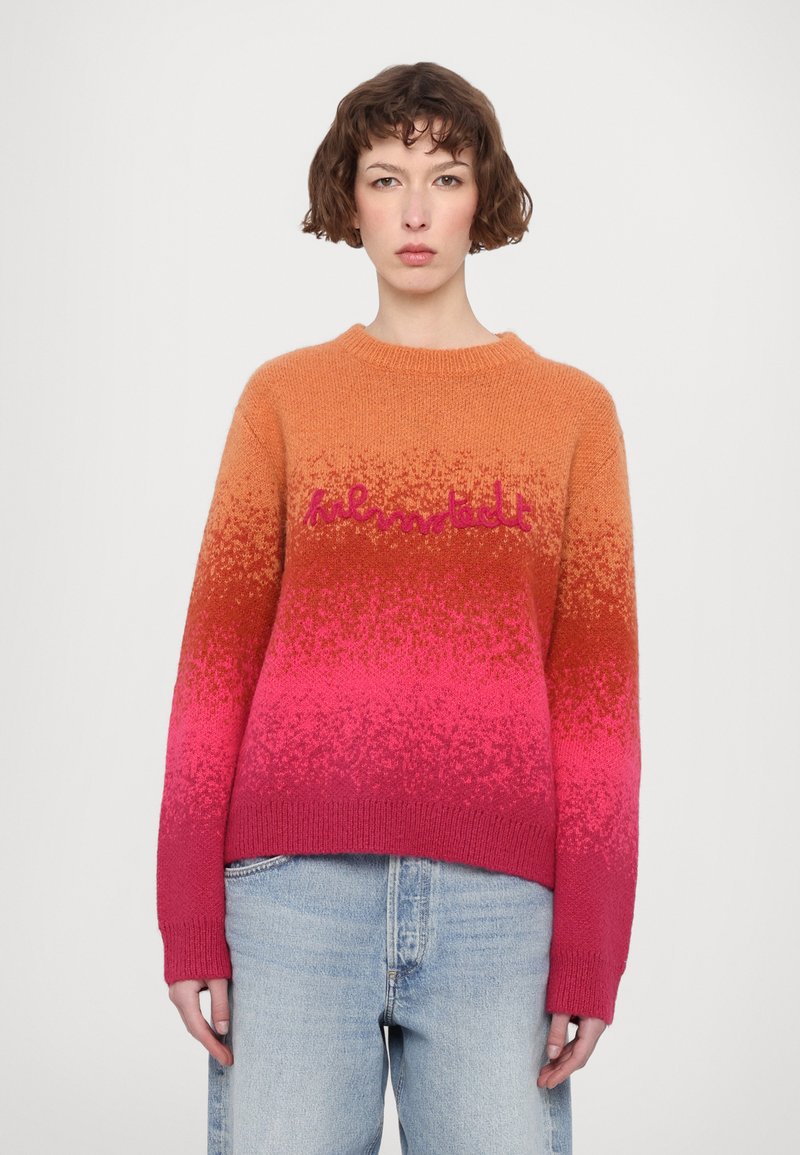 Sweter dziewiarski z gradientowym ombre w odcieniach pomarańczowego, różowego i fuksji. Posiada okrągły dekolt oraz ściągacze na rękawach. Wykonany z haftowanym napisem w kolorze różowym.