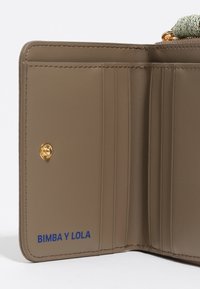 Brown leather wallet interior featuring six card slots, a gold button closure, and blue "BIMBA Y LOLA" branding on the bottom.