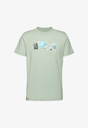 T-shirt in cotone verde chiaro con stampa collage che presenta vari motivi, tra cui paesaggi e forme astratte, sulla parte anteriore.