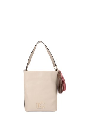 Bolso de hombro de piel beige con una correa ancha, un fleco rosa y marrón en el lateral, y el logo "LC" en relieve en la parte frontal.