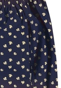 Marineblauwe stoffen rok met metallic zilveren vlinderpatroon, elastische tailleband en zijsplit voor ademend vermogen en bewegingsgemak.