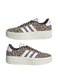 Snikers med leopardmönster, vita tre-rands varumärken, bruna snören och en tjock krämfärgad sula. Med en vadderad krage och logodetaljer.