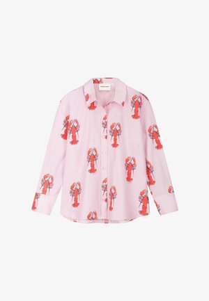 Hellrosa langärmliges Hemd mit Knopfleiste und roten Hummer-Prints, die gleichmäßig auf dem Stoff verteilt sind.