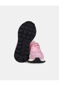 Scarpe da ginnastica rosa con una tomaia in suede e rete, dotate di una suola in gomma nera testurizzata e lacci rosa abbinati. Taglia 36 indicata sulla suola.