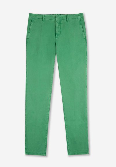 Pantalones chinos de algodón verde con un ajuste entallado, que cuentan con dos bolsillos laterales y una textura suave. Diseño de pierna recta con trabillas para el cinturón.