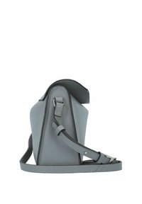 Borsa a tracolla in pelle grigia, di forma triangolare, con una texture liscia e una tracolla regolabile. Presenta dettagli in metallo argentato e cuciture impeccabili.