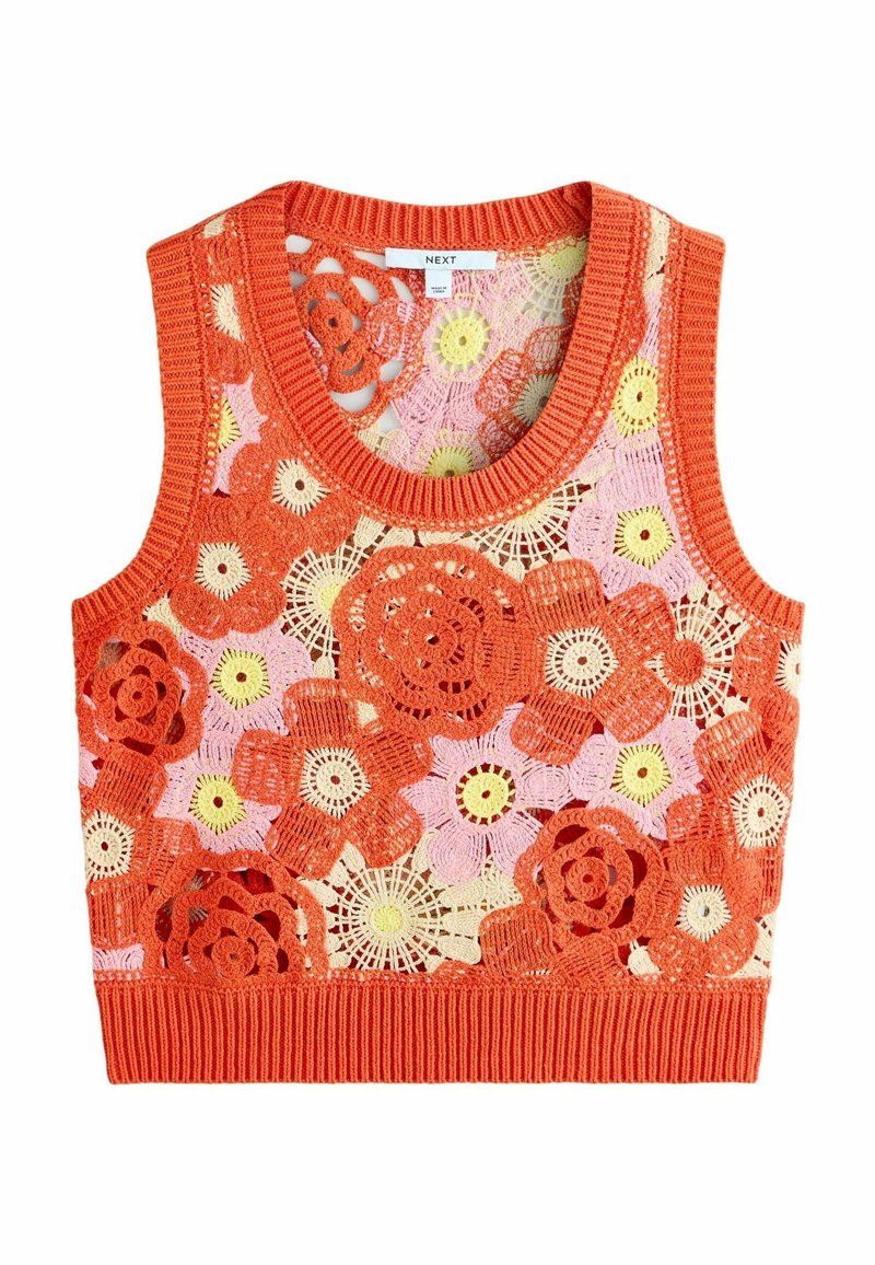 Krokvitt virkatt topp utan ärmar med en orange ribbad halsringning och blommönster i rosa, gult och orange, med en texturerad yta.