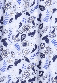 Hellblauer Stoff mit einem sich wiederholenden Muster aus dunkelblauen Blumen, Vögeln und Blättern, die feine Details und verschiedene Formen aufweisen.