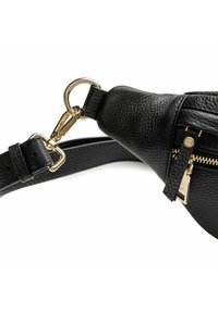 Sac en cuir noir texturé avec fermeture éclair dorée et boucle de sangle sur fond blanc, montrant un gros plan détaillé de la fixation de la sangle.