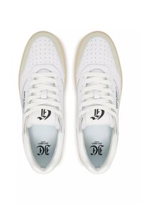 Sneaker in pelle bianca con punta perforata, lacci piatti e suola in gomma beige. Branding distintivo sulla linguetta e sul lato in nero.