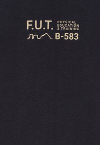 Mørkeblå bomulds t-shirt med hvidt trykt tekst: "F.U.T. FYSISK UDDANNELSE & TRÆNING B-583" samt et minimalistisk bybillede design.