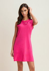 Vestido sin mangas fucsia con escote redondo, que presenta un bordado intrincado en el pecho y un corte relajado. Textura de algodón suave.