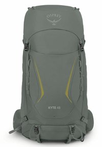 Mochila Osprey Kyt 48 en tejido verde apagado, con detalles en amarillo, correas ajustables y una forma aerodinámica para uso exterior.