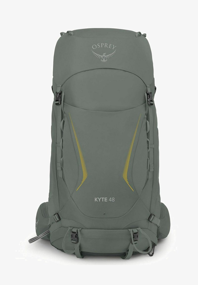 Mochila Osprey Kyt 48 en tejido verde apagado, con detalles en amarillo, correas ajustables y una forma aerodinámica para uso exterior.