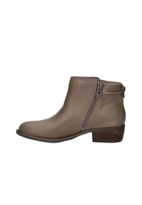 Bruine leren enkelboot met een ronde neus, een zijrits, een gestructureerde afwerking en een lage houten hak. Eenvoudig, functioneel ontwerp.