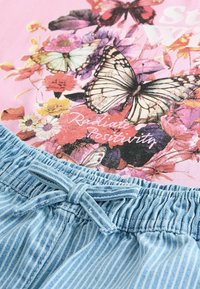 Katoenen T-shirt in het roze met een bloemen- en vlinderontwerp. Blauw gestreepte shorts met een elastische tailleband en een gestrikte strik.