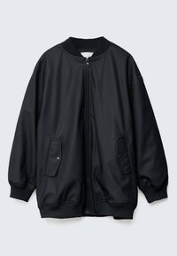 Veste bombers noire à fermeture zippée, col côtelé, deux rabats de poche, et poignets élastiques. Fabriquée en tissu lisse et brillant.