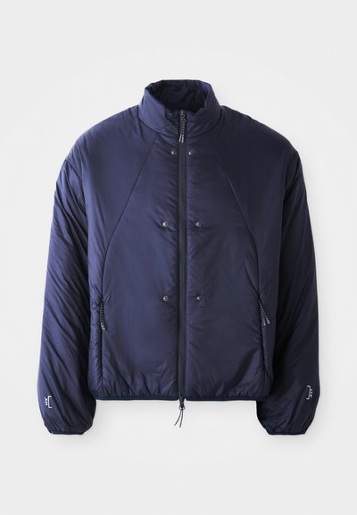 Giubbotto imbottito blu navy con colletto alto, chiusura frontale con zip, tasche laterali, polsini elastici e orlo arricciato per isolamento e vestibilità.