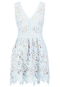 Vestido de encaje azul claro con escote en V, diseño de recortes florales, cintura entallada y dobladillo con ondas. El material parece delicado y texturizado.