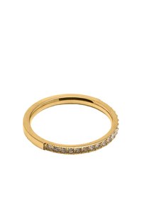 Złoty pierścionek z gładką obrączką, z linią przezroczystych kamieni szlachetnych po jednej stronie, tworzących subtelny blask. Prosty i elegancki design.