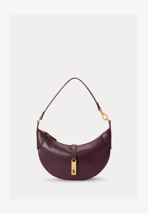 Sac à main en cuir violet foncé en forme de croissant avec une bandoulière courte et un fermoir doré avec un petit logo de cheval.