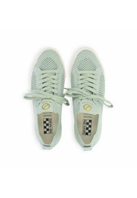 Baskets en textile vert clair avec un détail en mesh, bout arrondi, lacets plats et semelle en caoutchouc crème. Présente une marque sur la semelle intérieure.