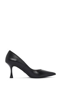 Zapato de tacón negro de piel con puntera afilada y un diseño de tacón acampanado único. Textura suave y estética minimalista.